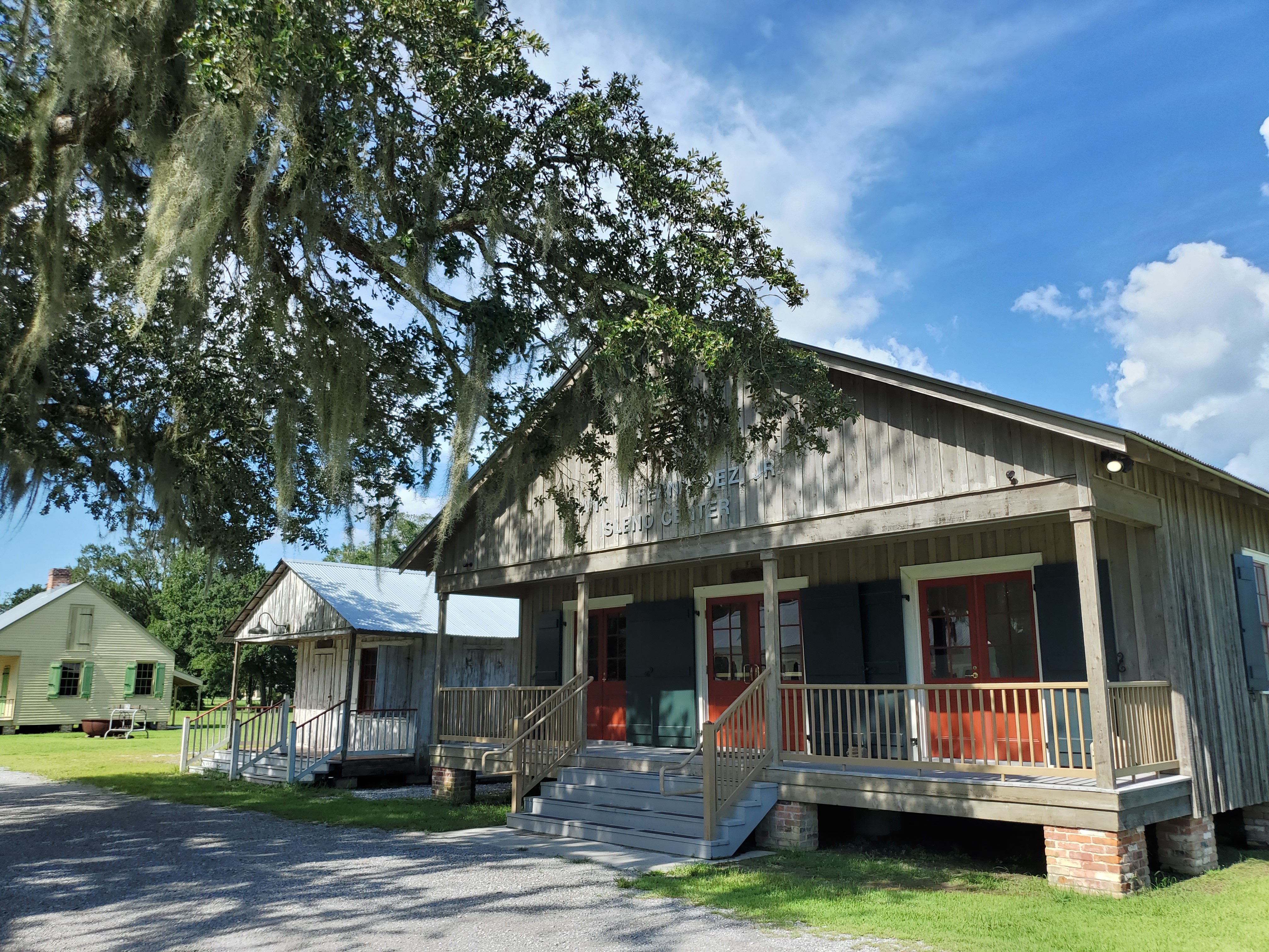 Frank M. Fernández Isleño Center and Coconut Island Barroom